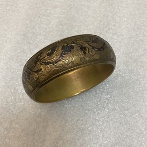 ❤️ 2/$25* ❤️ - Brass Tone Round Bangle Bracelet With Black Painted Flowers